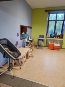 Intérieur d'un centre d'accueil pour enfants avec des jouets et des équipements