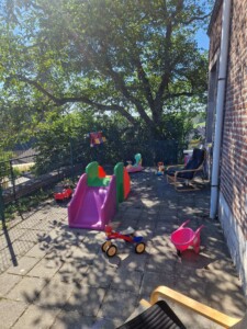 Terrasse d'un centre d'accueil pour enfants avec des jouets