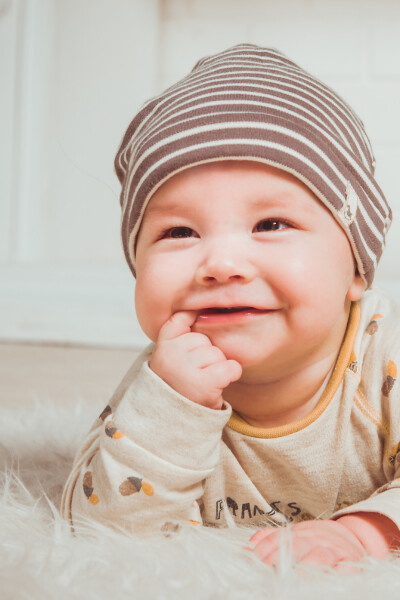 bébé fait coucou par le petit trou